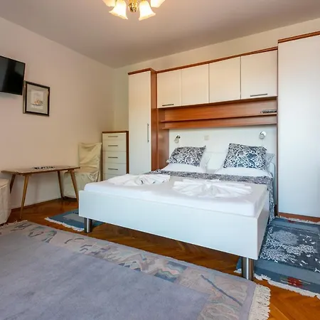 Antula アパート Banjol