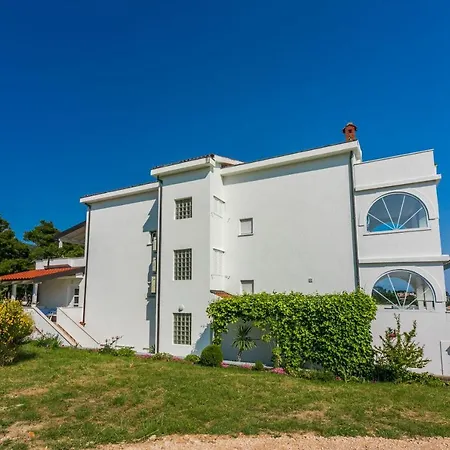 Antula アパート Banjol