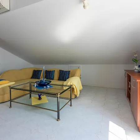 アパート Antula Banjol