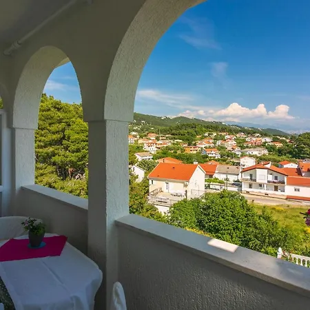 アパート Antula Banjol